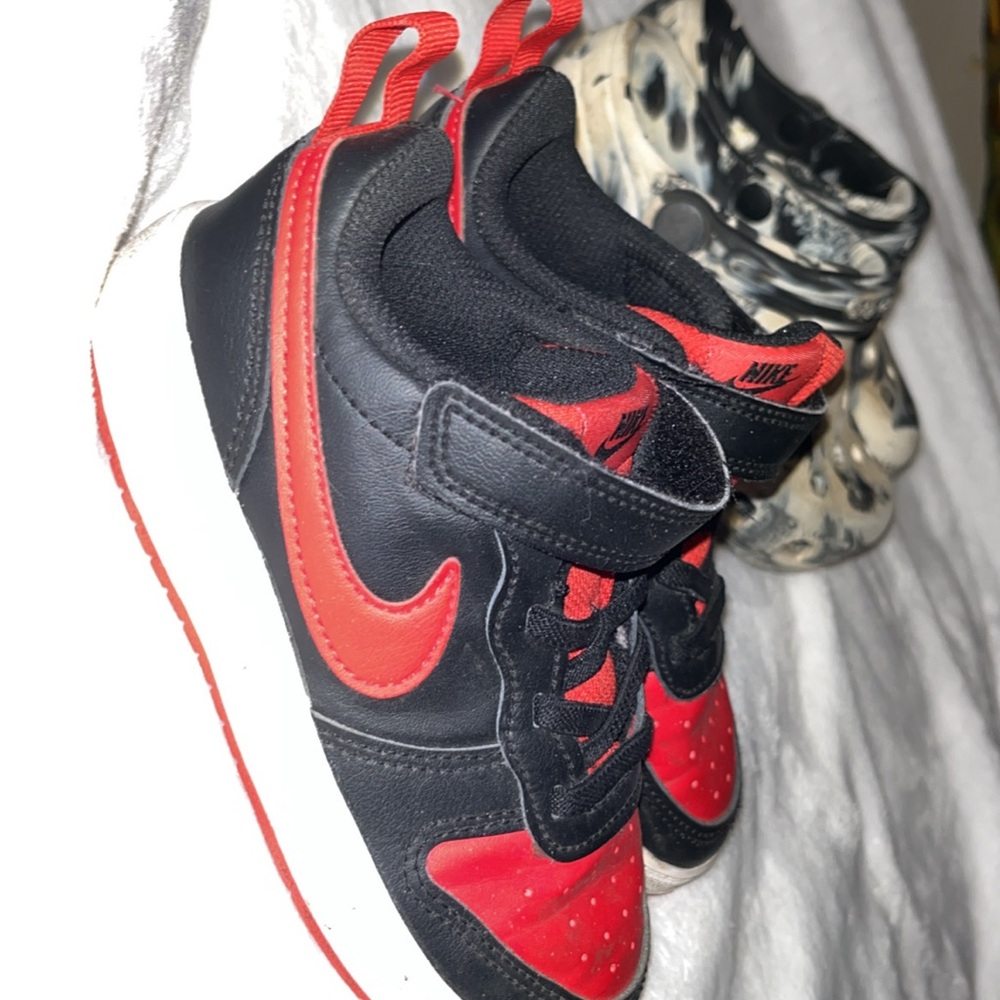 10c Nike Kids Black and Red Sneakers & crocs